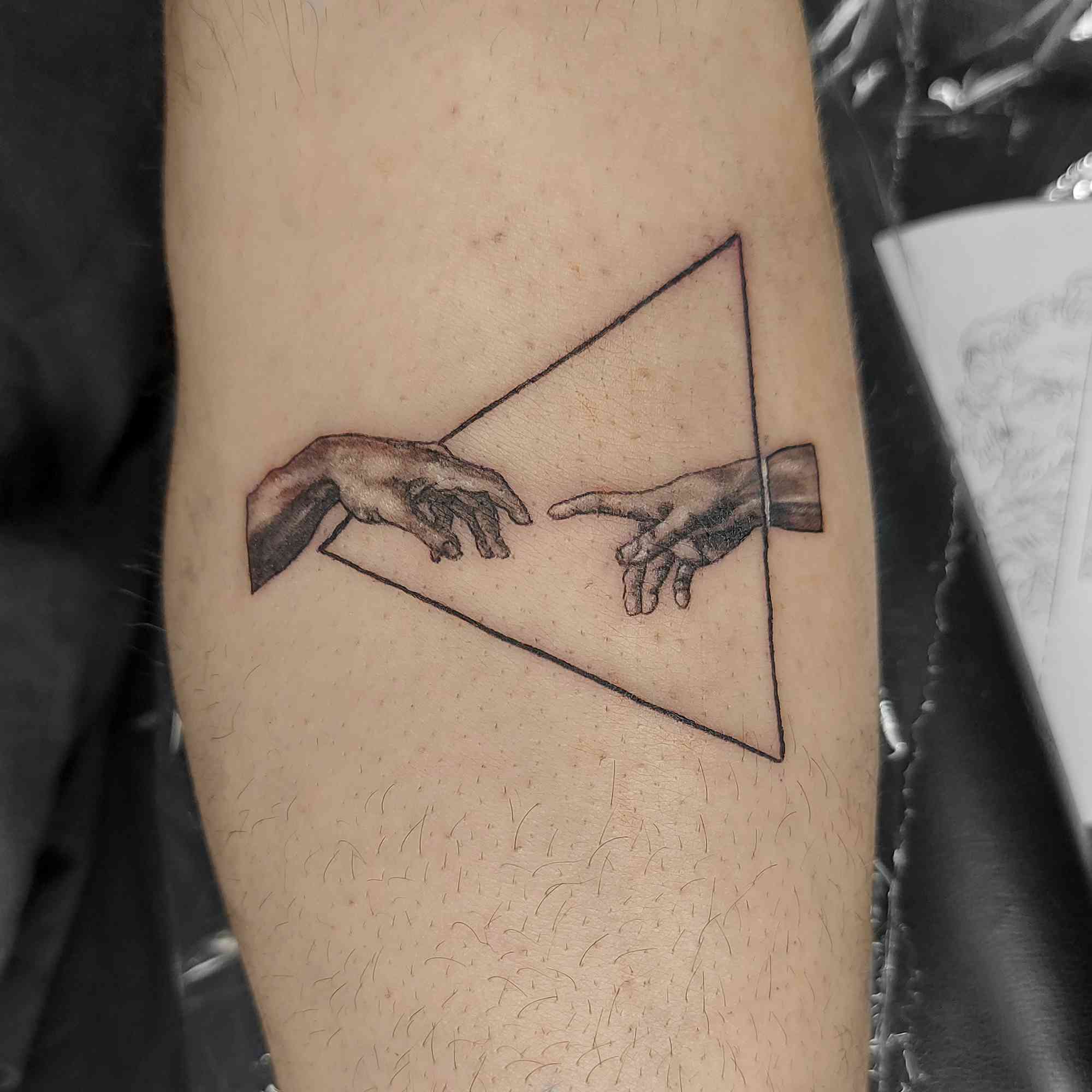 The Creation of Adam  Tatuagem geométrica Tatuagem Boas ideias para  tatuagem